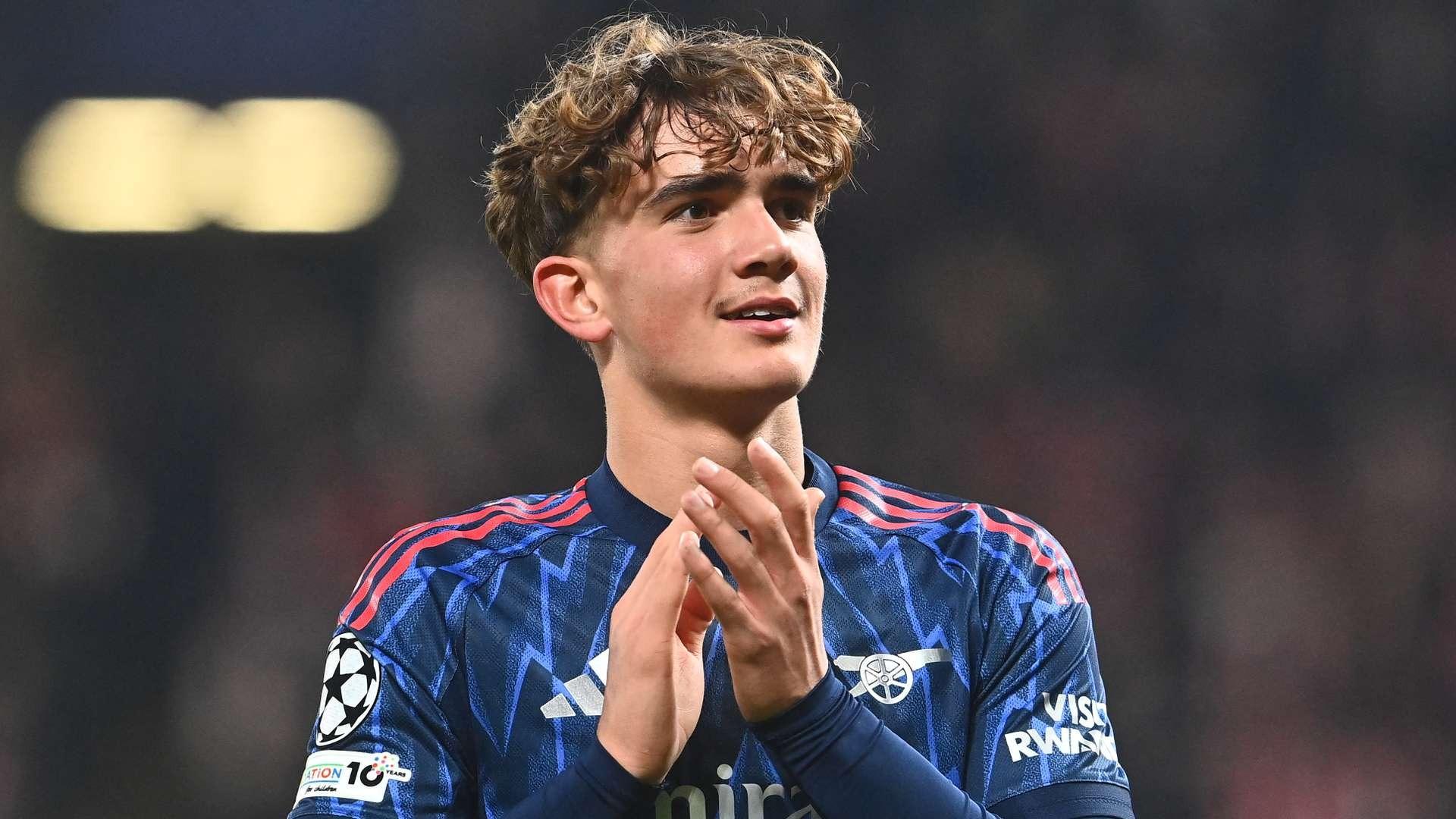 Dowman đã có cơ hội ra sân ở Ngoại hạng Anh